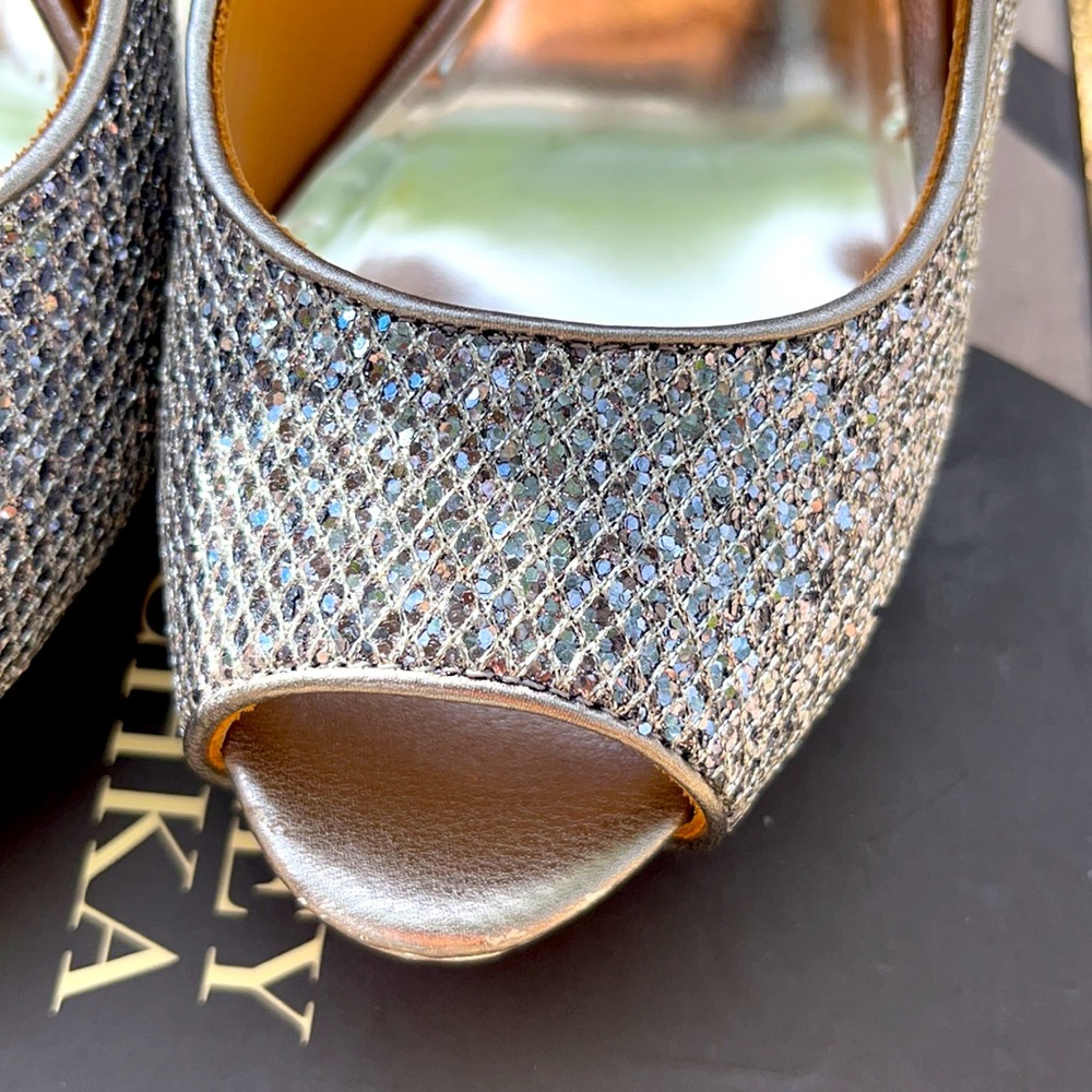 Badgley Mischka Silver sparkle pumps NEW IN BOX